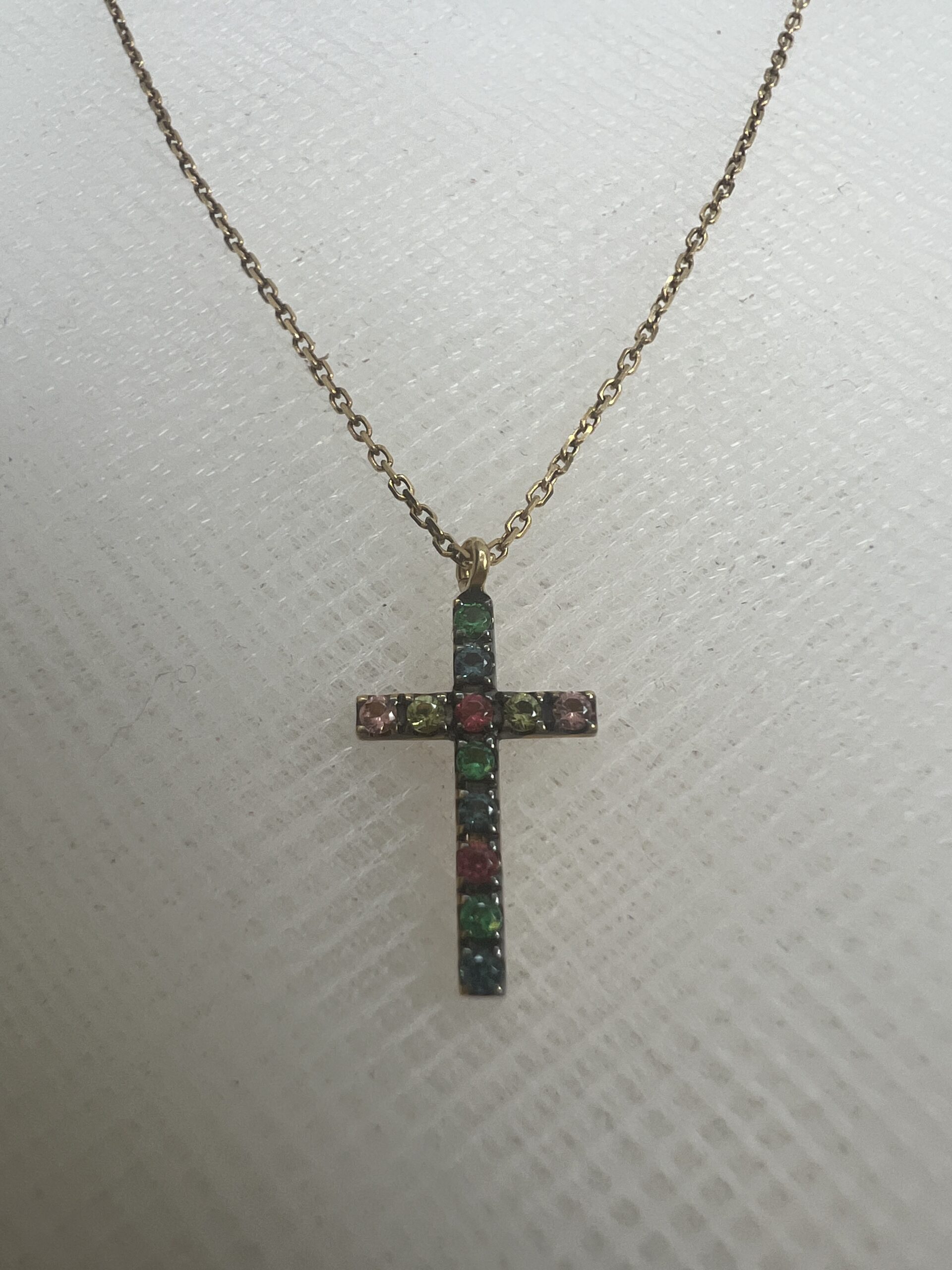 Cadena de oro amarillo con cruz de zafiros de colores.