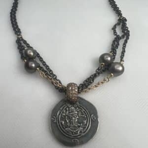 Collar de oro y bronce negro, perlas de tahiti y moneda de imitacion con asa de brillantes .