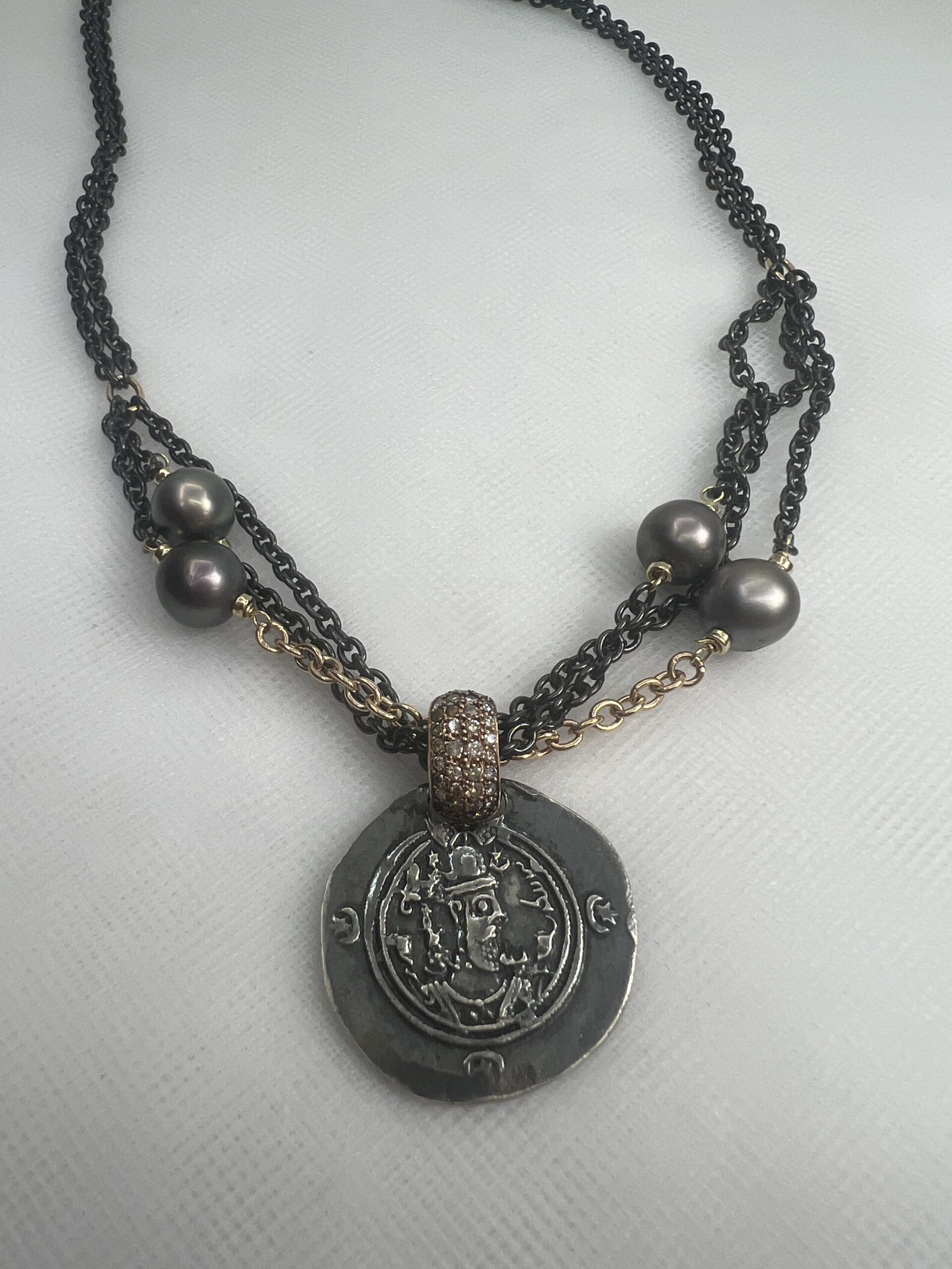 Collar de oro y bronce negro, perlas de tahiti y moneda de imitacion con asa de brillantes .
