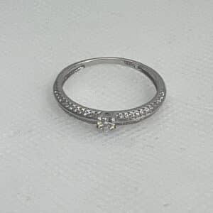 Solitario de oro blanco y brillantes.