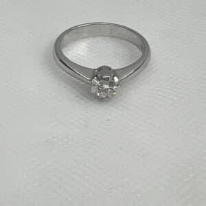 Solitario de oro blanco y brillante.