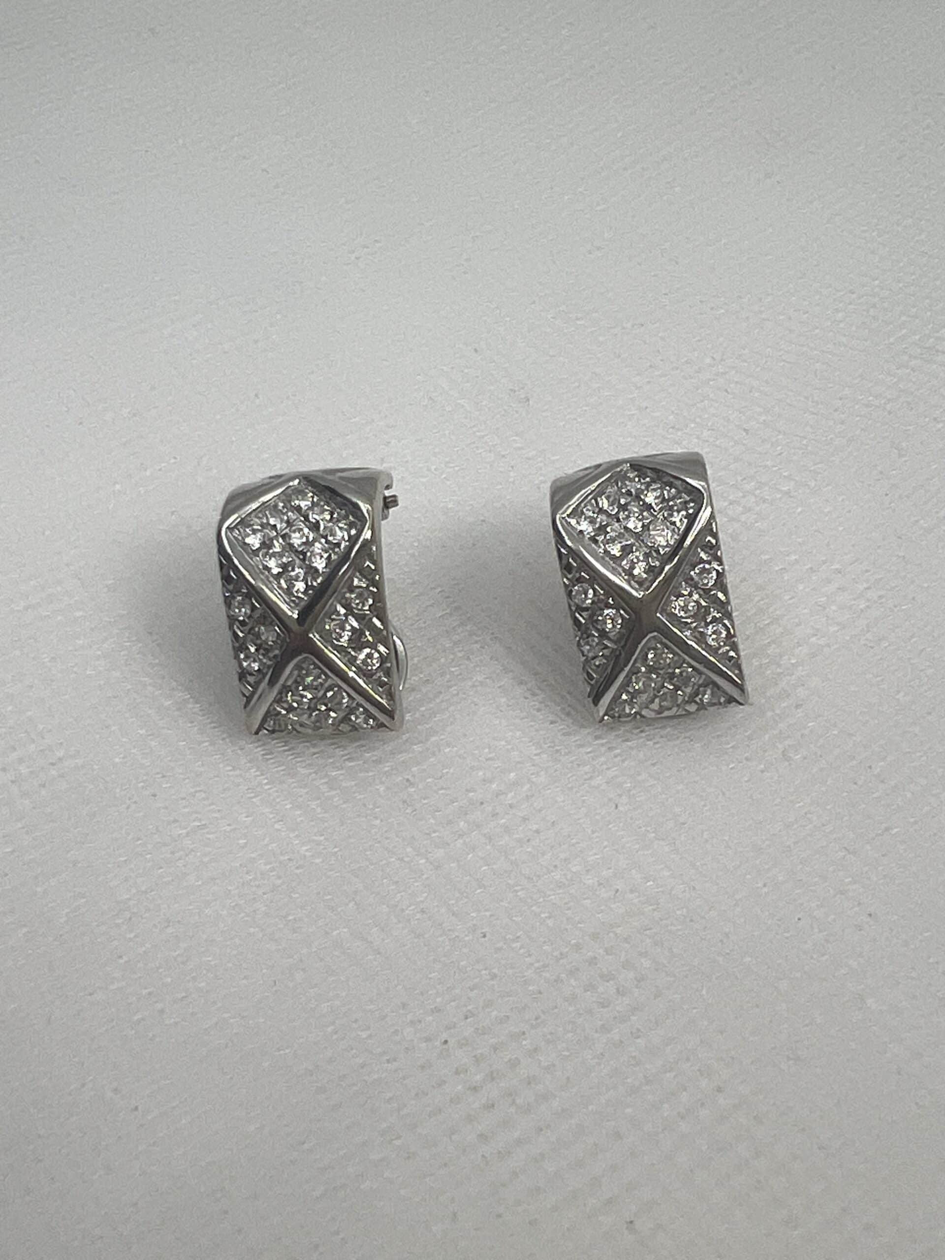 Pendientes de oro blanco y circonitas.
