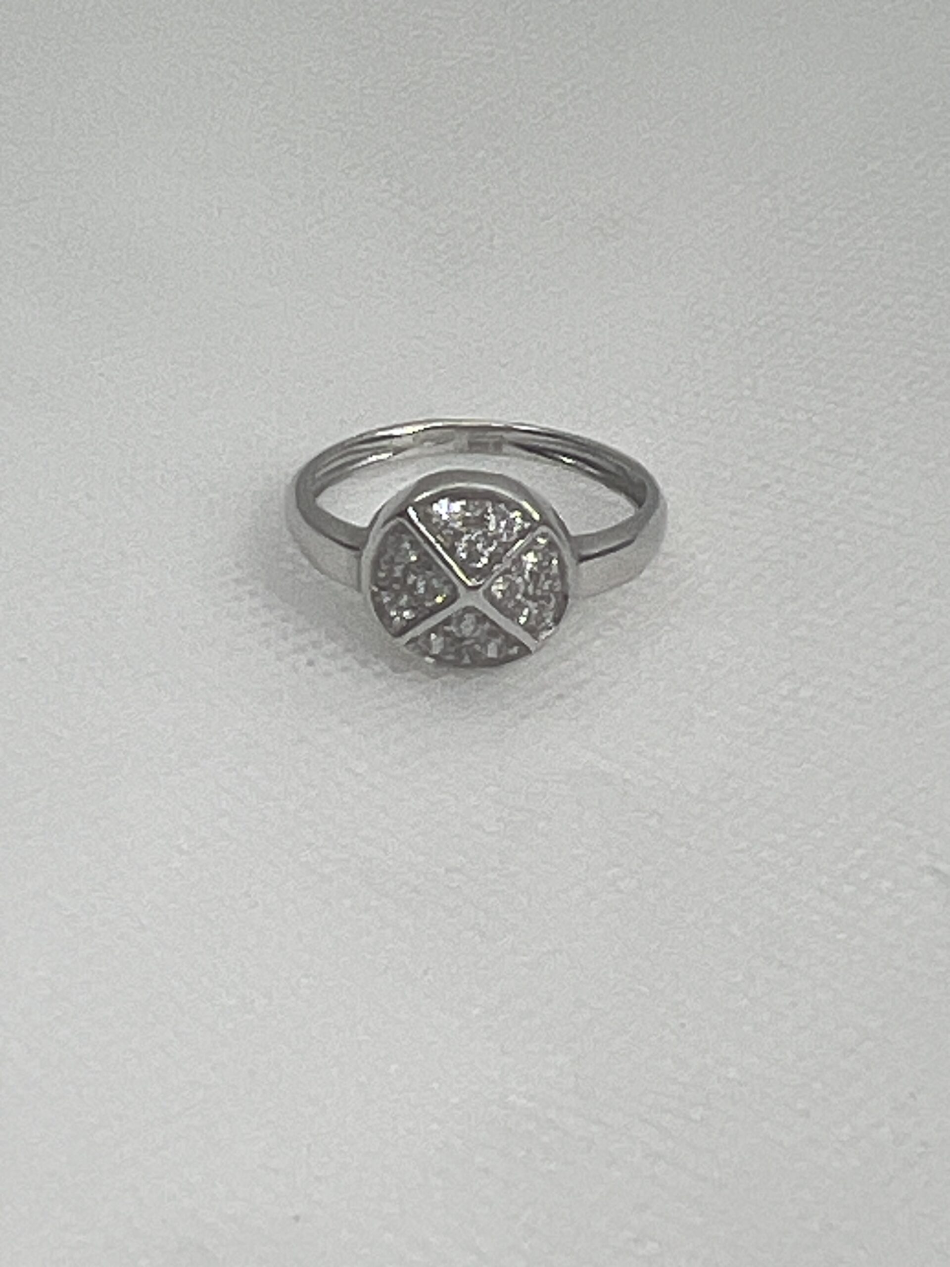 Anillo de oro blanco con circonitas.