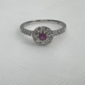 Roseton de oro blanco de rubi y brillantes.