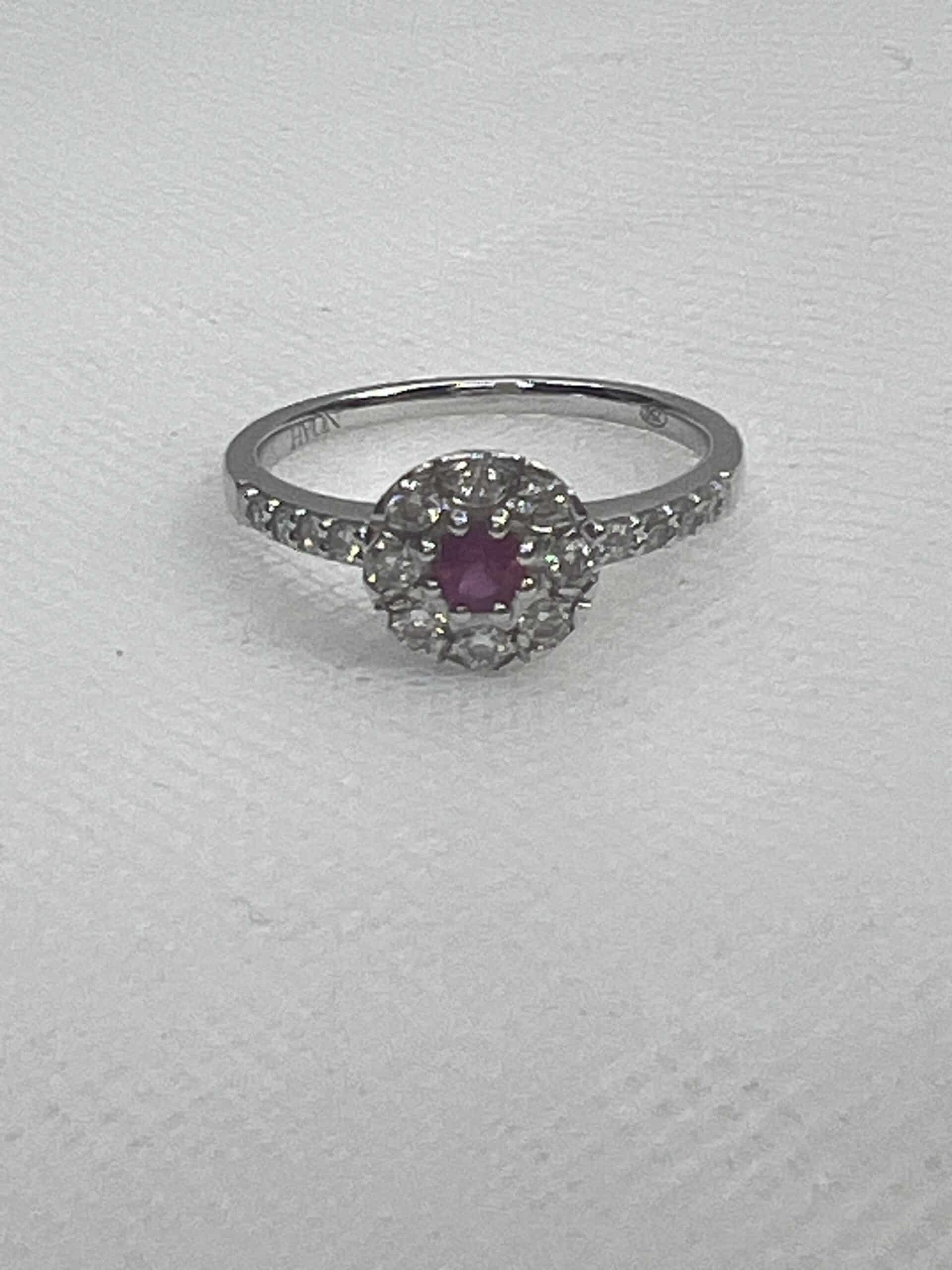 Roseton de oro blanco de rubi y brillantes.