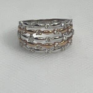 Anillo de oro blanco y rosa con brillantes.