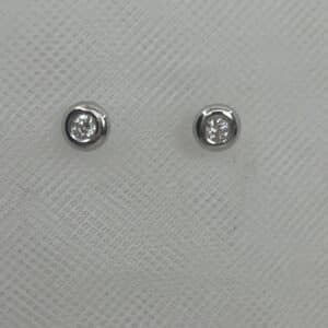 Pendientes de oro blanco y brillante.