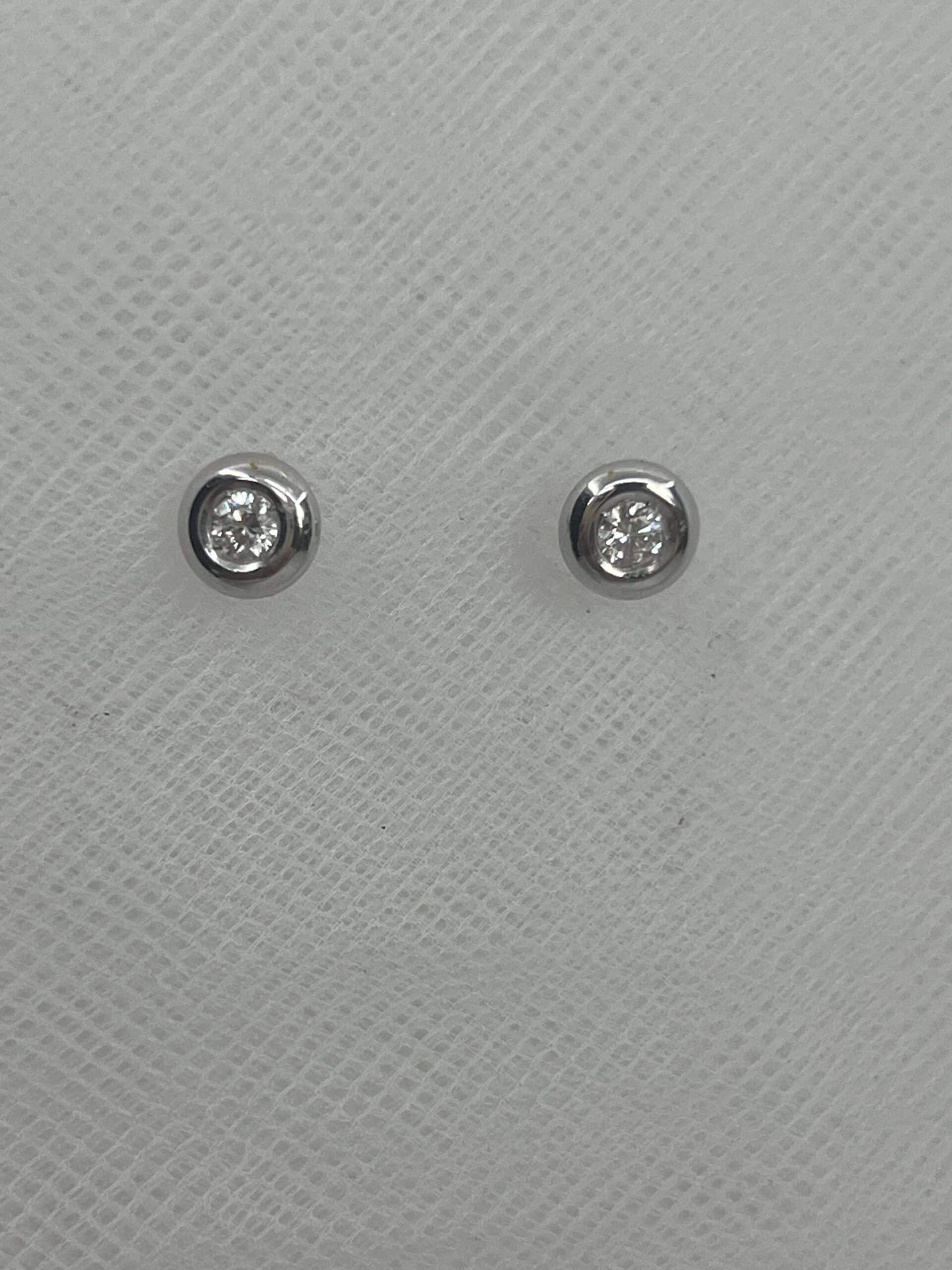 Pendientes de oro blanco y brillante.