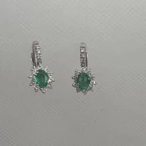 Pendientes de oro blanco con esmeraldas y brillantes.
