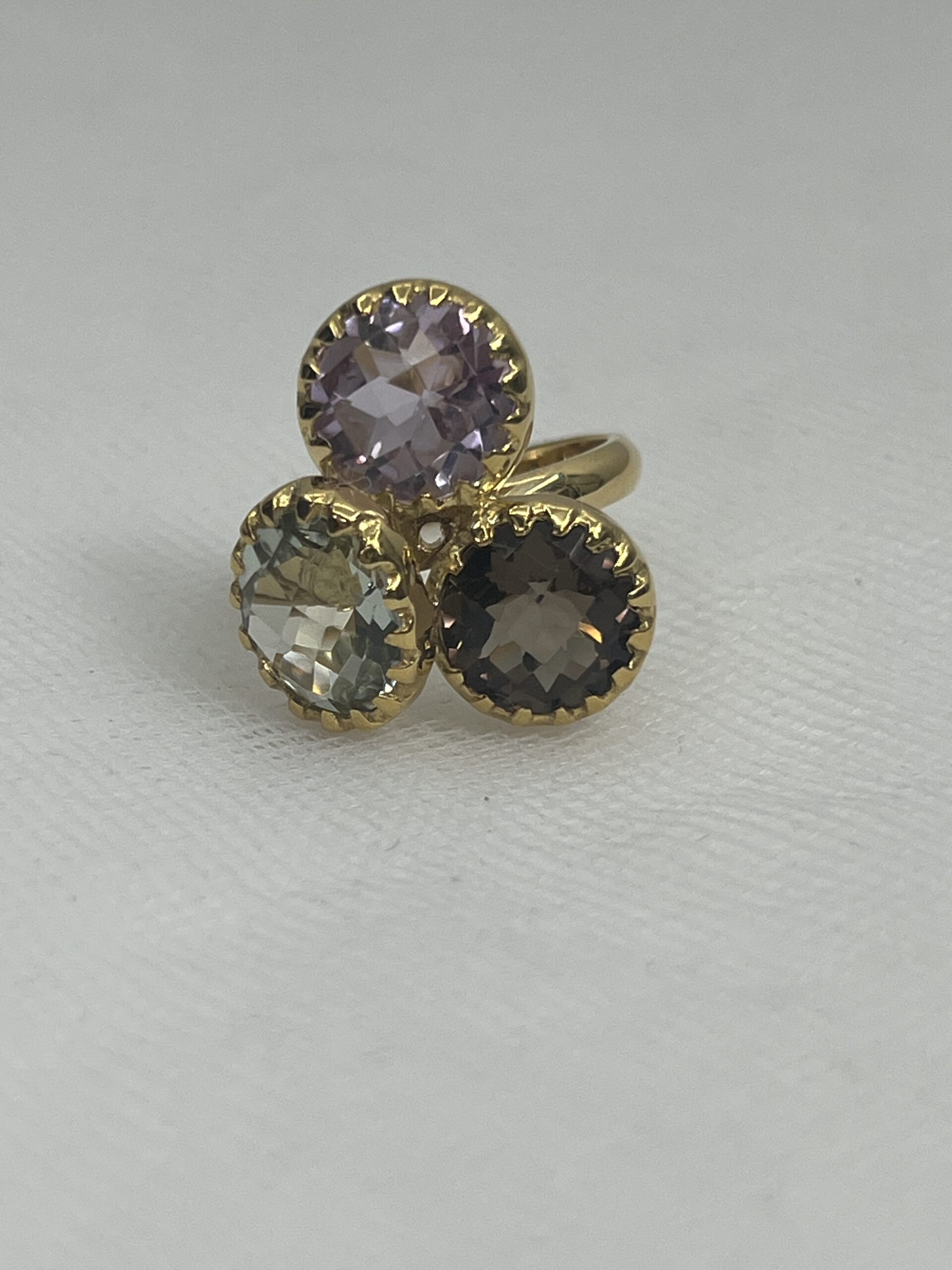 Anillo de oro amarillo con piedras naturales olivina cuarzo fume y amatista.