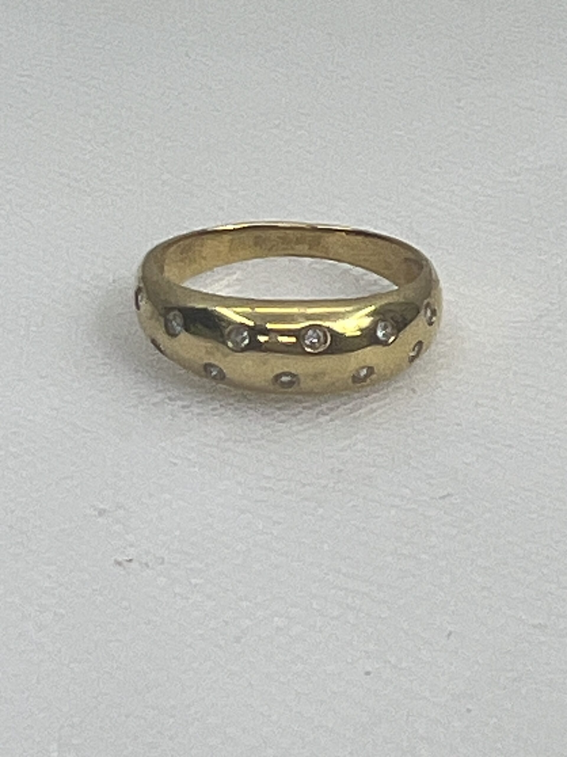 Anillo de oro amarillo y brillantes.