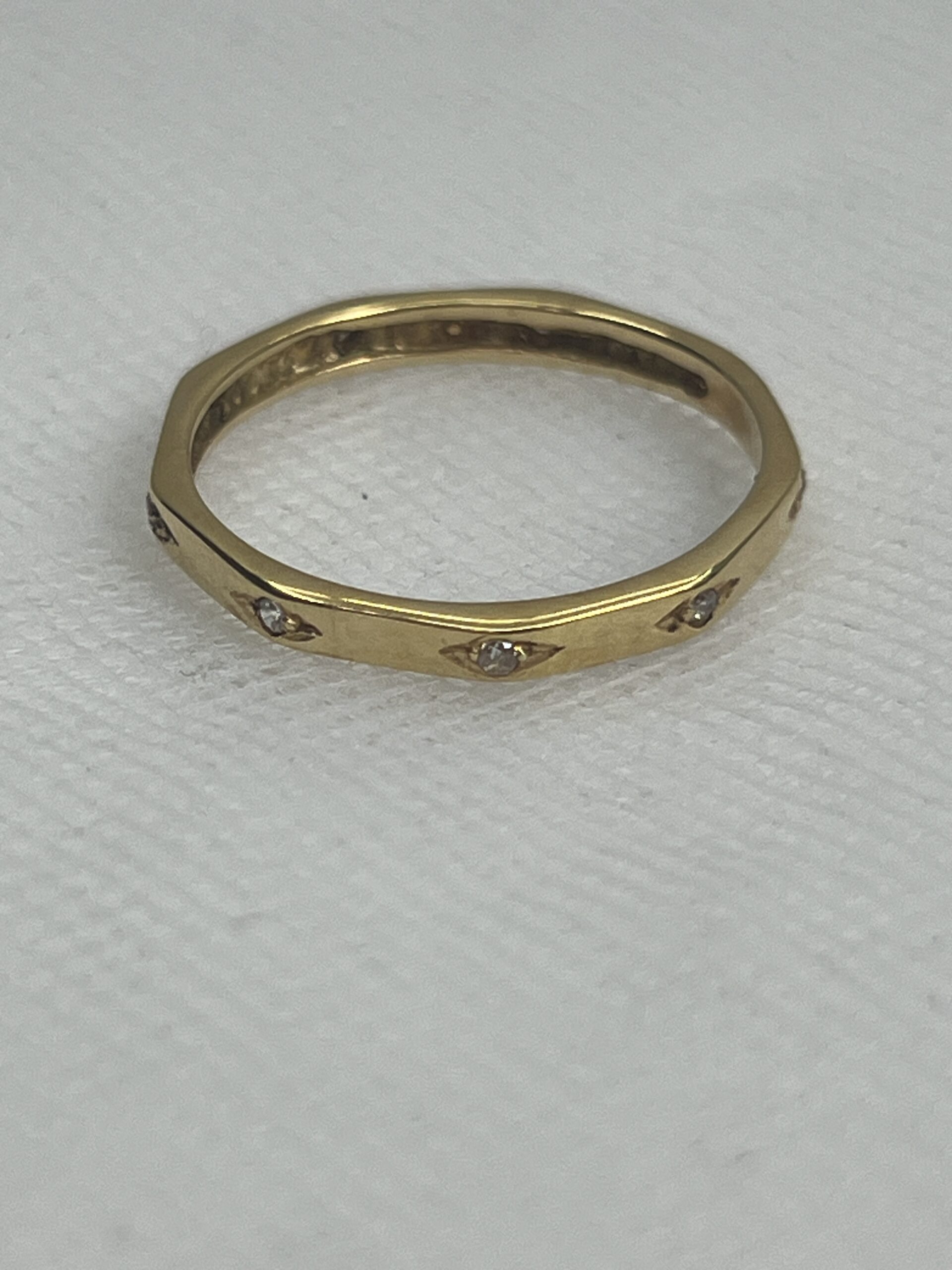 Anillo de oro amarillo con circonitas.
