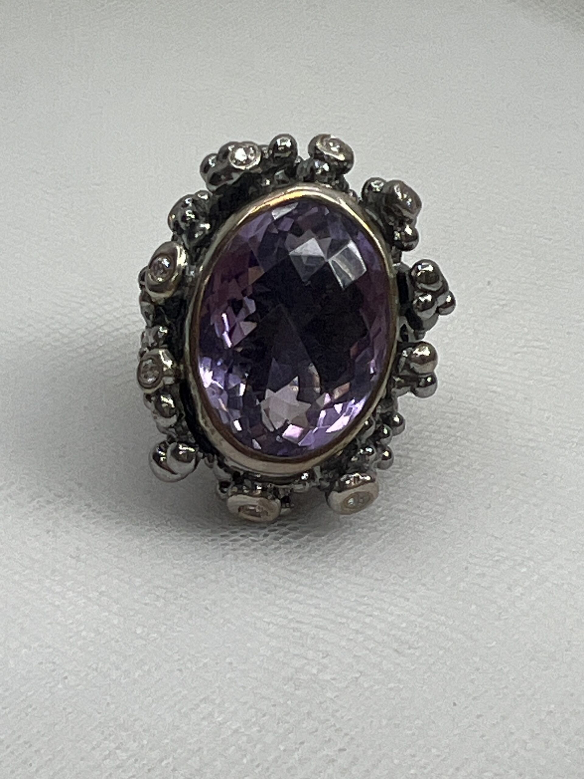 Anillo de plata envejecida con amatista.