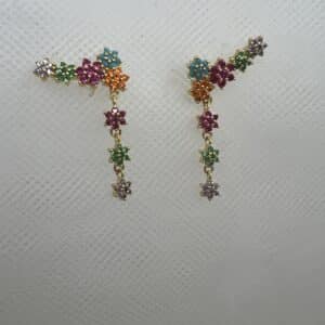 Pendientes trepadores de plata chapados en oro amarillo y circonitas de colores.
