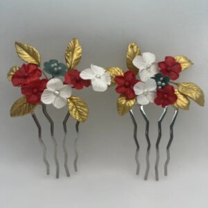 Tocado de flores de porcelana multicolor.