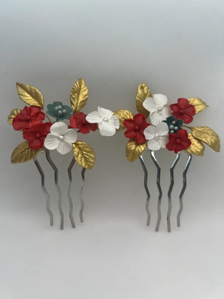 Tocado de flores de porcelana multicolor.