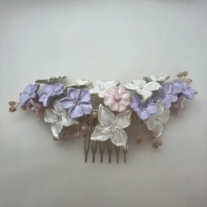 Tocado de porcelana de tonos rosas ,lilas y blancos