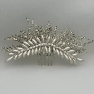 Tocado de porcelana ,cuentas de cristal y perlas