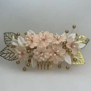 Tocado de flores de porcelana y hojas de metal doradas