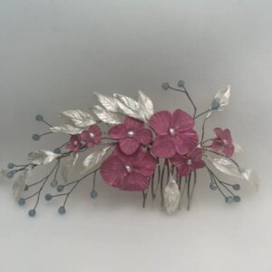 Tocado de porcelana con flores rosas y hojas blancas nacaradas