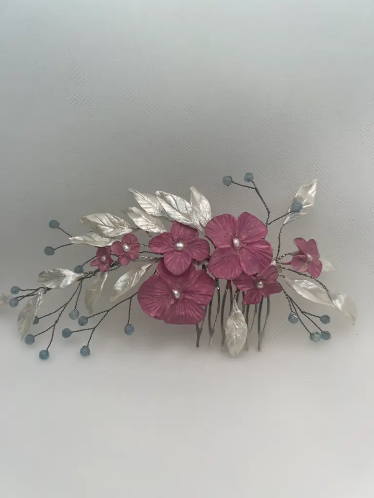 Tocado de porcelana con flores rosas y hojas blancas nacaradas