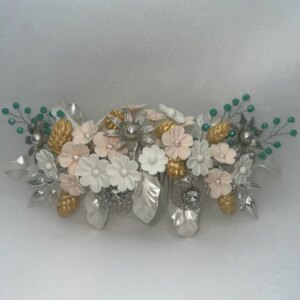 Tocado de porcelana y flores de metal