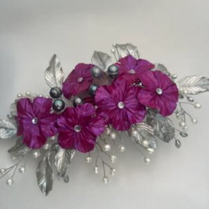 Tocado de flores de porcelana fucsia y hojas plata