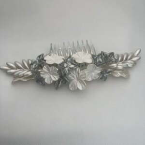 Tocado de porcelana de tonos blanco y plata