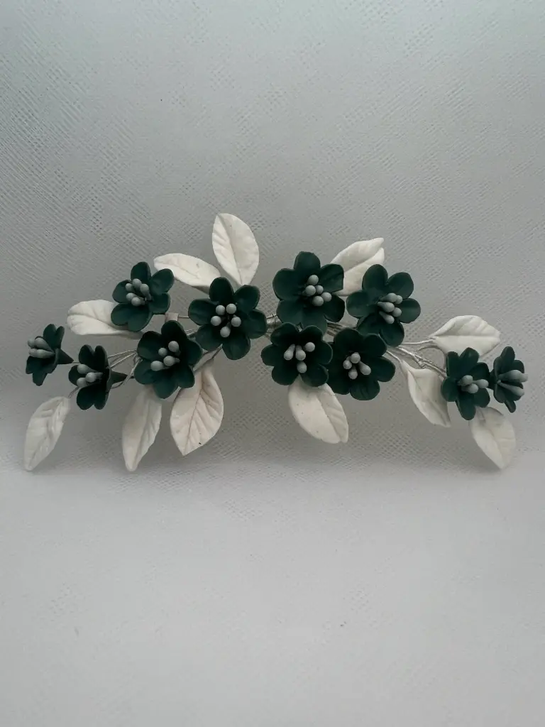 Tocado de flores de porcelana verde y blanco