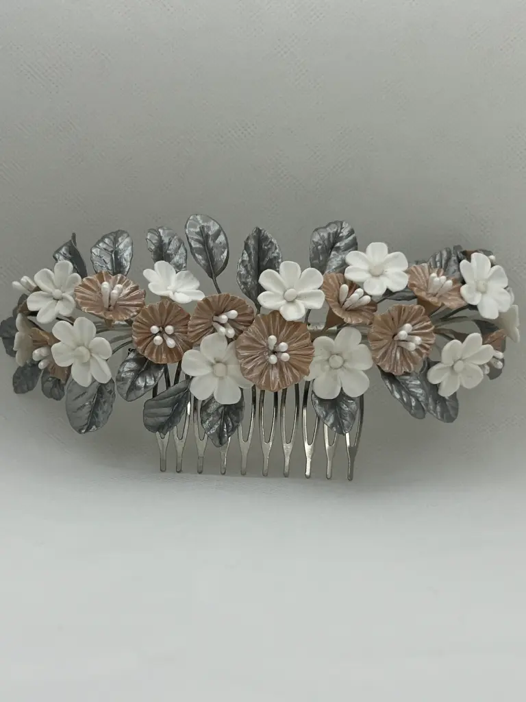 Tocados de flores de porcelana blanco , beige y hojas plata