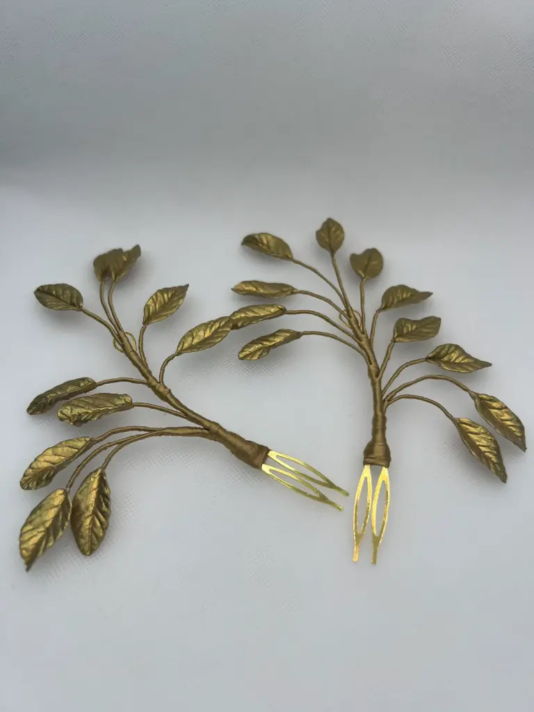 Tocado dos ramitas de hojas de porcelana doradas