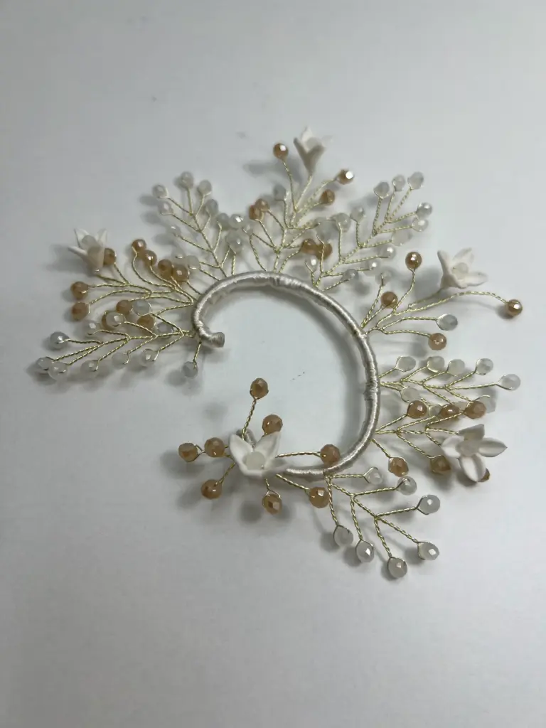 Tocados ear cuff en tonos blancos y beige