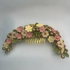 Tocado de flores de porcelana en tonos beige , verde y dorados