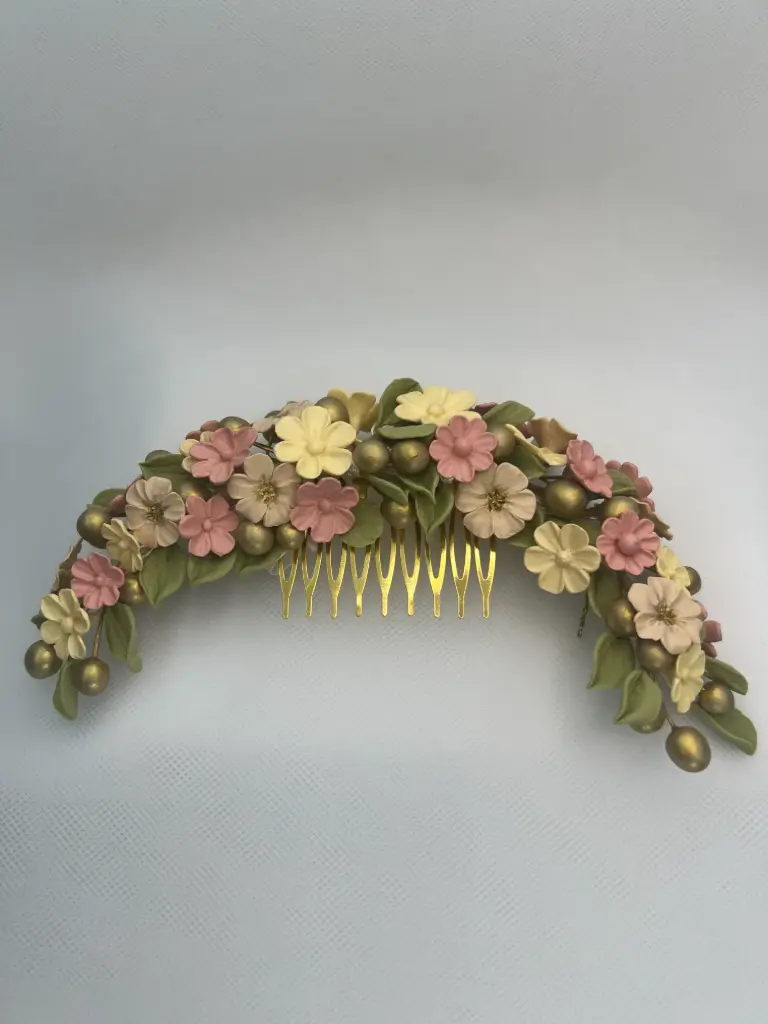 Tocado de flores de porcelana en tonos beige , verde y dorados