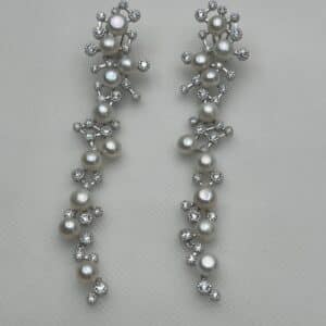 Pendientes largos de perlas y circonitas