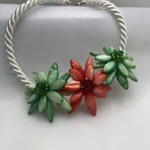 Collar de flores de agatas teñidas.