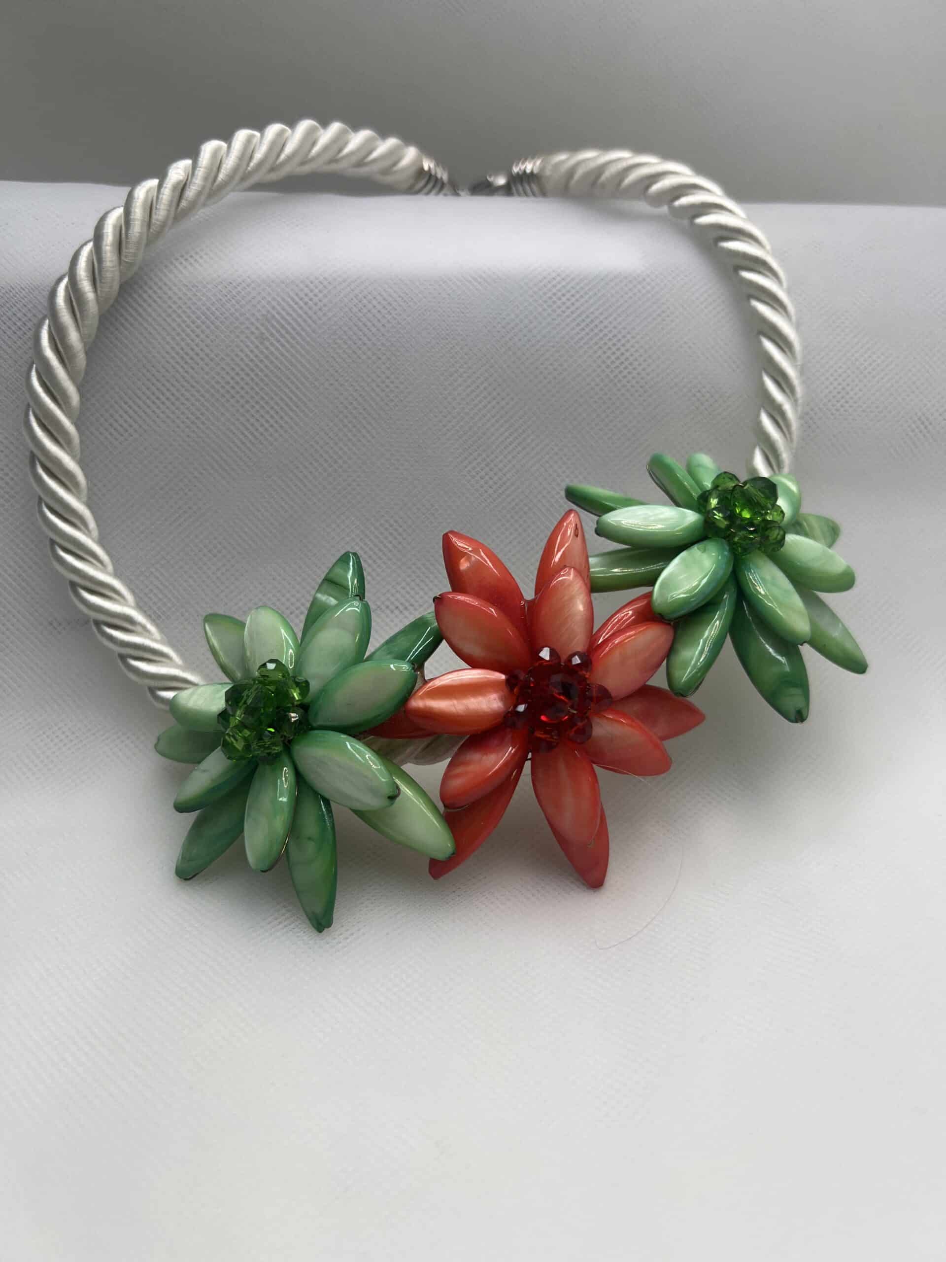 Collar de flores de agatas teñidas.