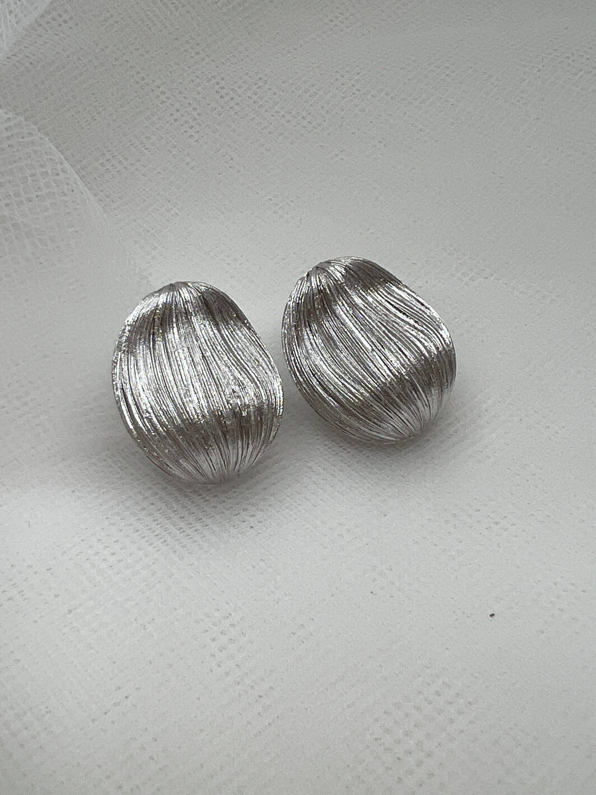 Pendientes boton matizado rodiado en oro blanco