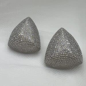 Pendientes boton triangular de pave de circonitas rodiado en oro blanco