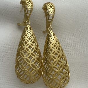 Pendientes largos calados chapados en oro amarillo matizado