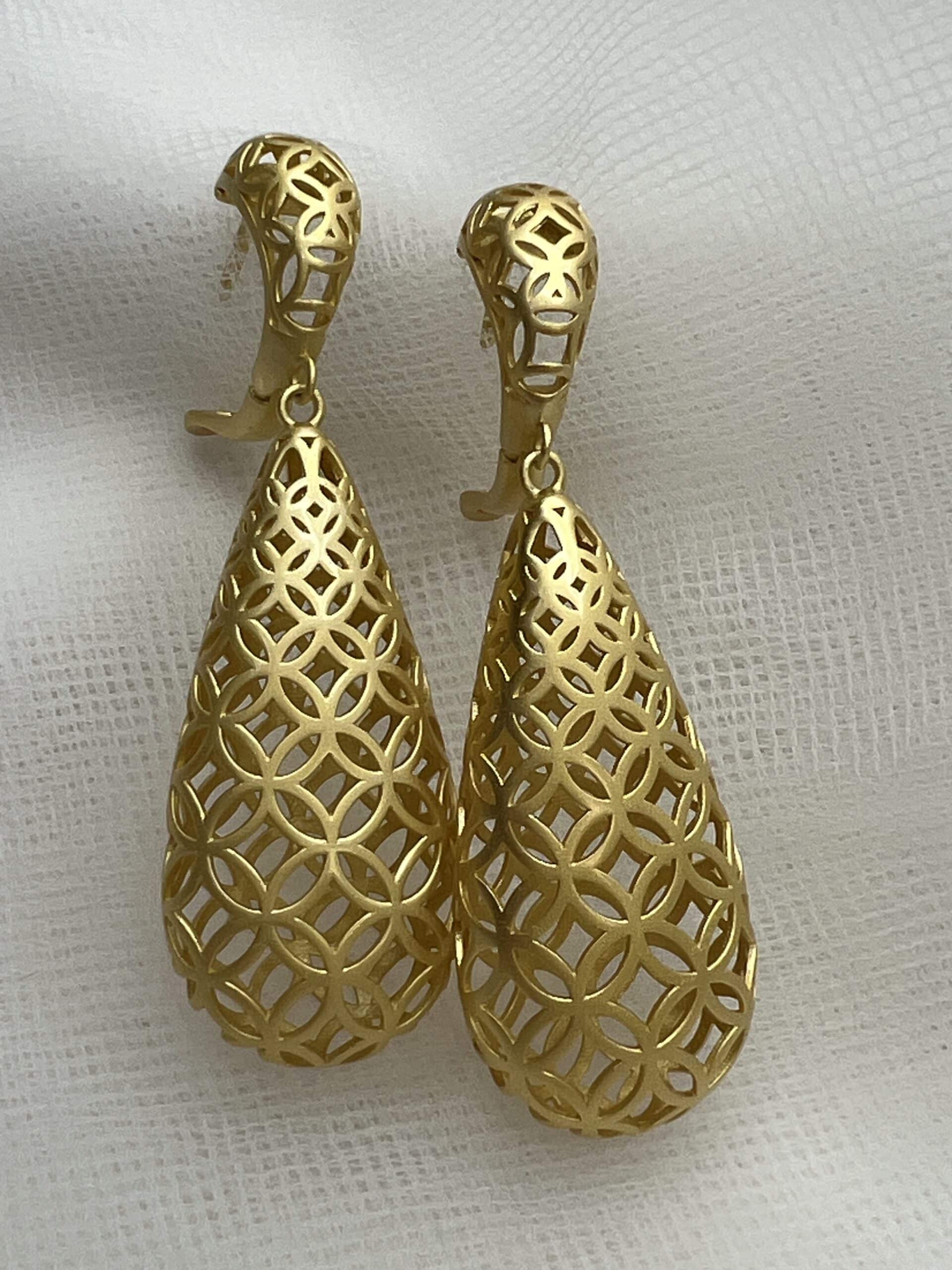 Pendientes largos calados chapados en oro amarillo matizado