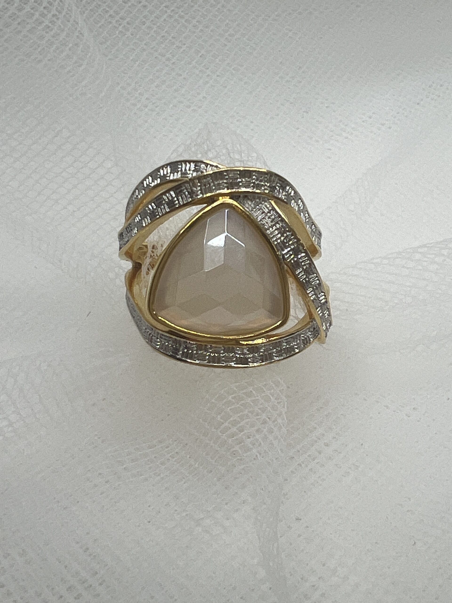 Anillo de bronce chapado amarillo con agata facetada natural