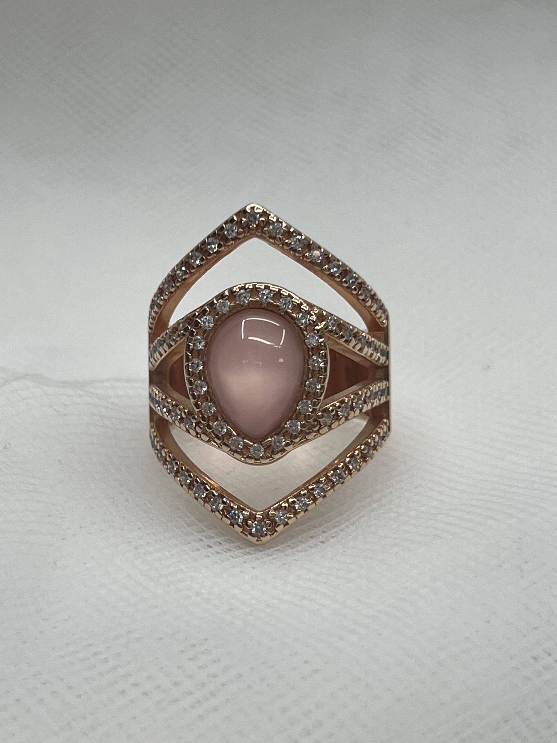 Anillo de bronce chapado en oro amarillo de piedra natural y circonitas