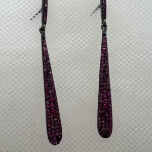 Pendientes largos rodiados en negro con pave de circonitas rosas