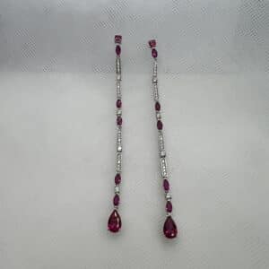 Pendientes largos de plata chapada en oro blanco con circonitas blancas y fucsias