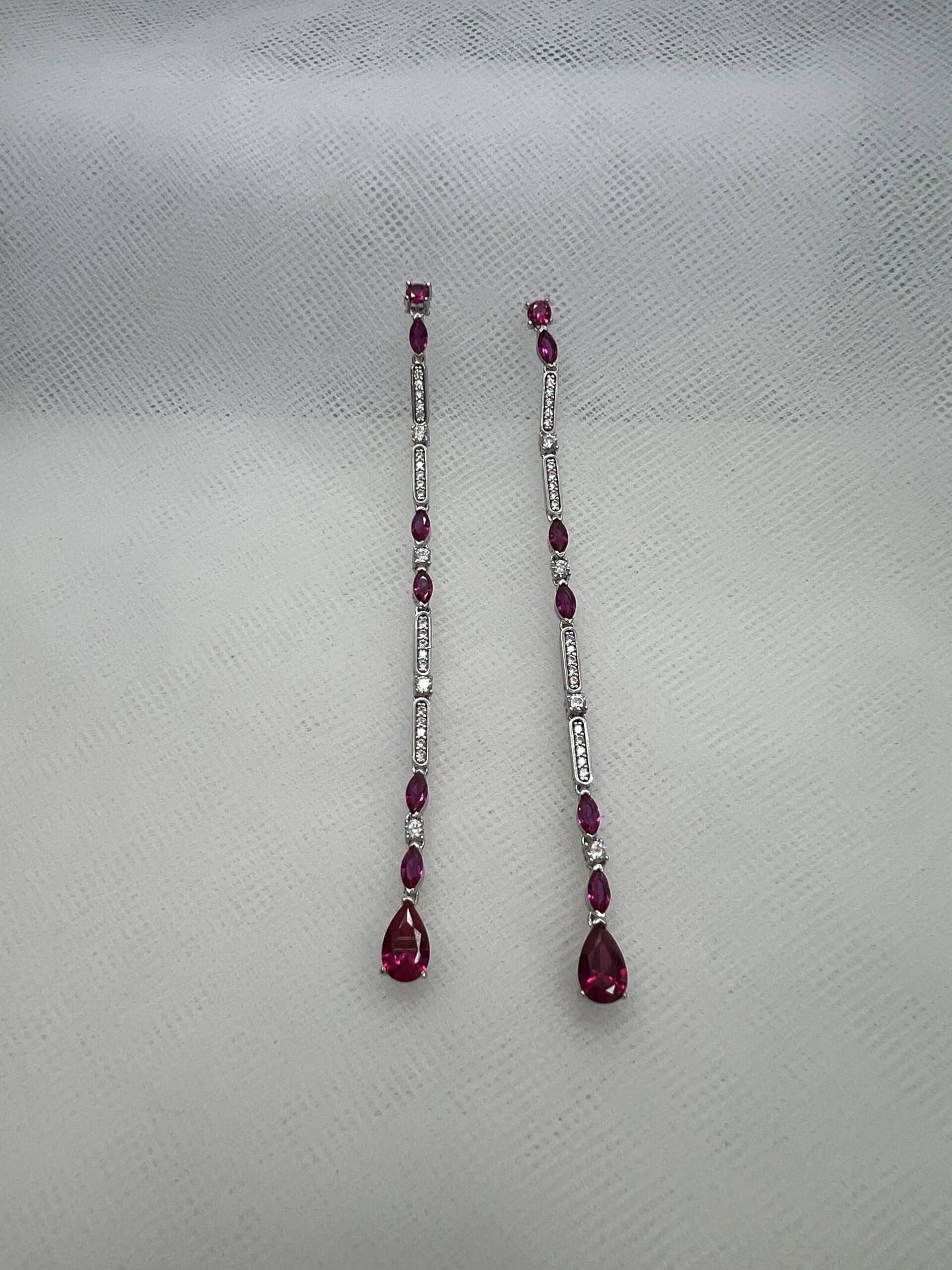 Pendientes largos de plata chapada en oro blanco con circonitas blancas y fucsias