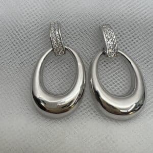 Pendientes largos de plata rodiados en oro blanco con circonitas.