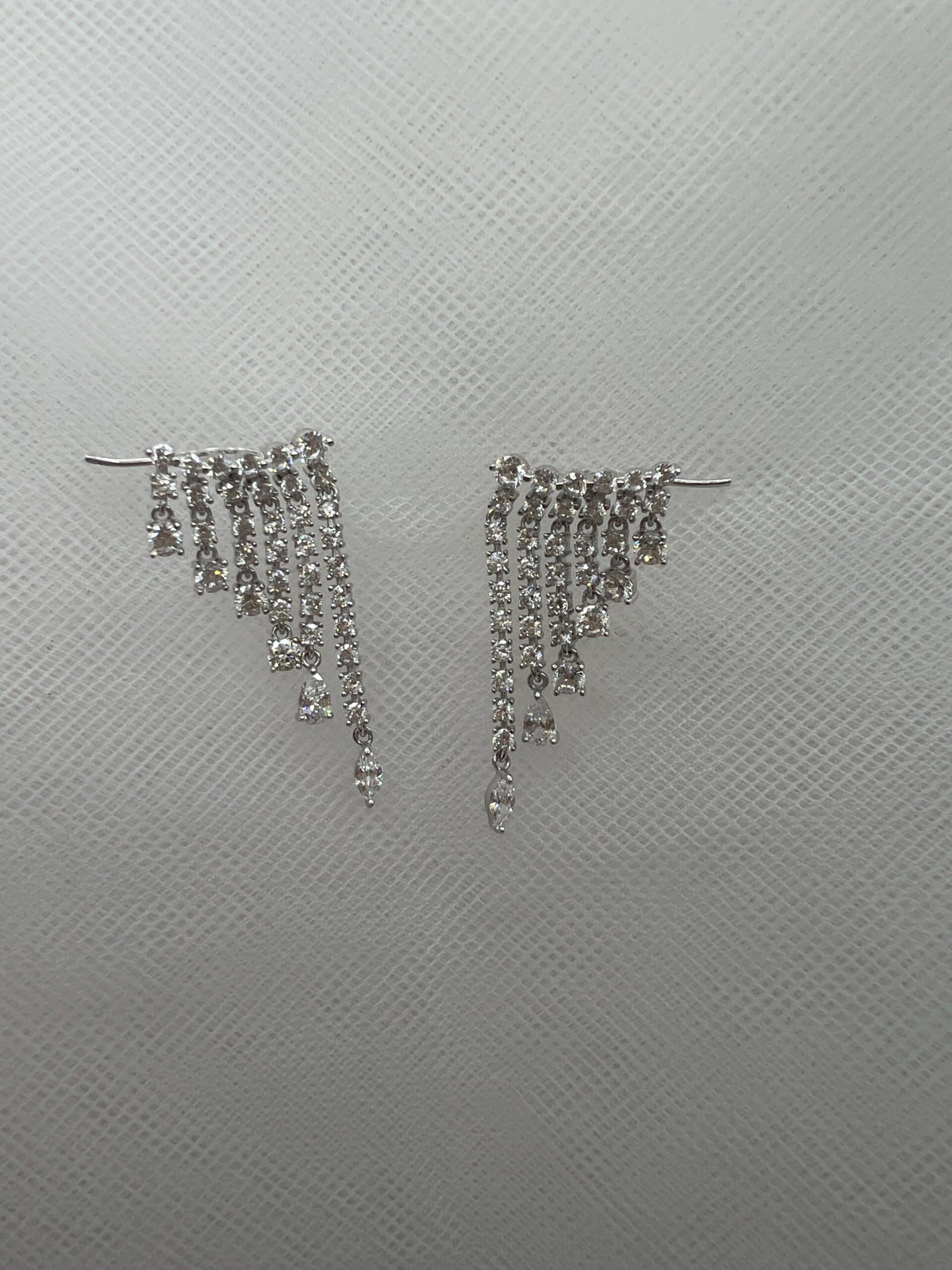 Pendientes trepadores cascada con circonitas rodiados en oro blanco