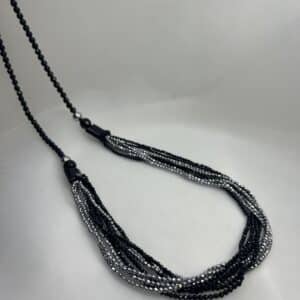 Collar de onix y hematites plateados.