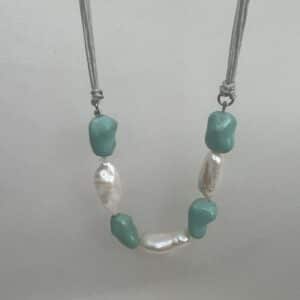 Collar de macrame con perlas y turquesas naturales.